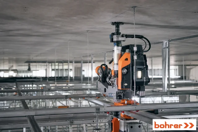 Иллюстрация к материалу «Роботы fischer BauBot: схема сверления и монтажа подвесного потолка в проекте Cartesius Utrecht». Изображение создано для материала и не изображает конкретную модель оборудования.